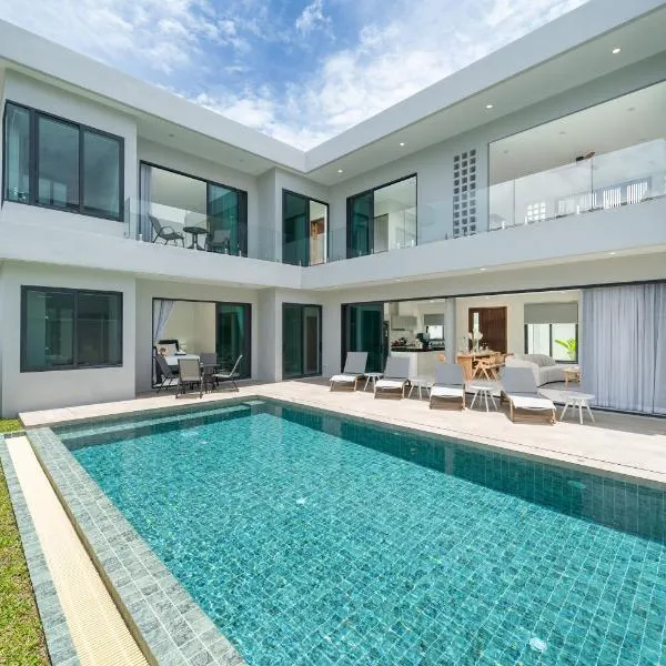 Rawai Duplex Style Luxurious 4-BR Private Pool Villa, hôtel à Rawai Beach