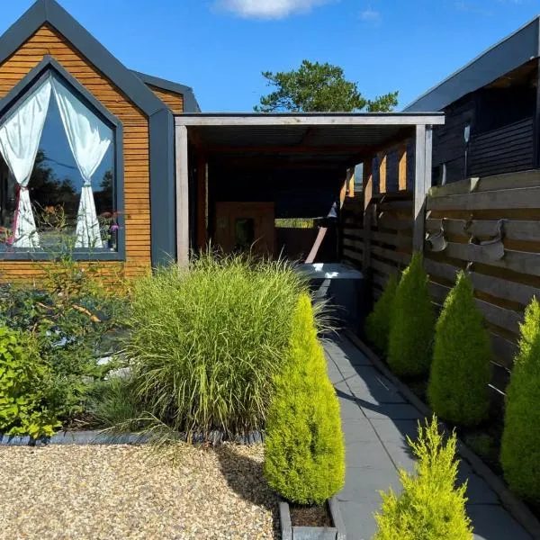 Tiny house with sauna & jacuzzi near Amsterdam, hotel in Vijfhuizen