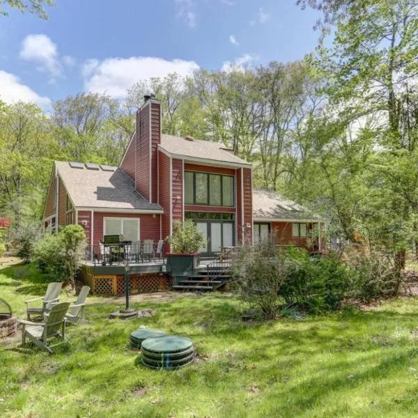 Hot tub, Sauna, fire pit, games and nature in Lake Poconos, hotel en Pocono Summit