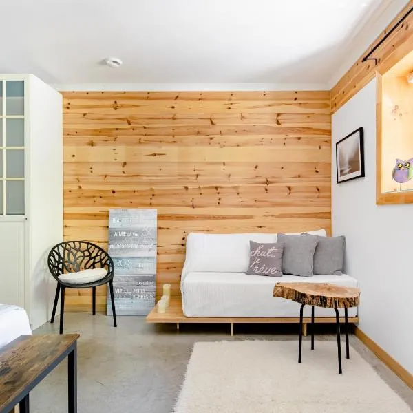 Hummingbird Room - Modern & Cozy with Bistro Area, hotel v destinaci Mansonville