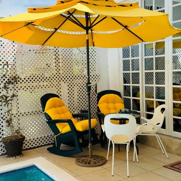 The PoolSide Pad- 5 mins from Airport & Beaches, hotel sa Bon Accord