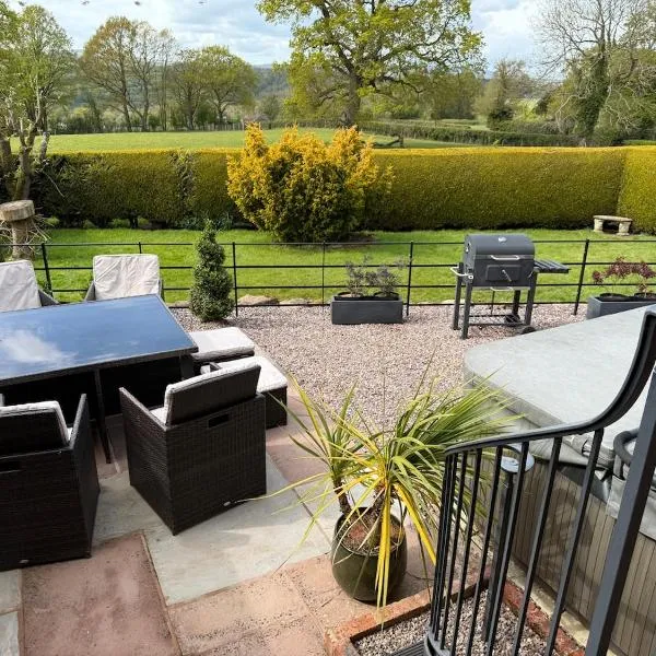 Garden cottage at The Glebe, Hotel in Bayton