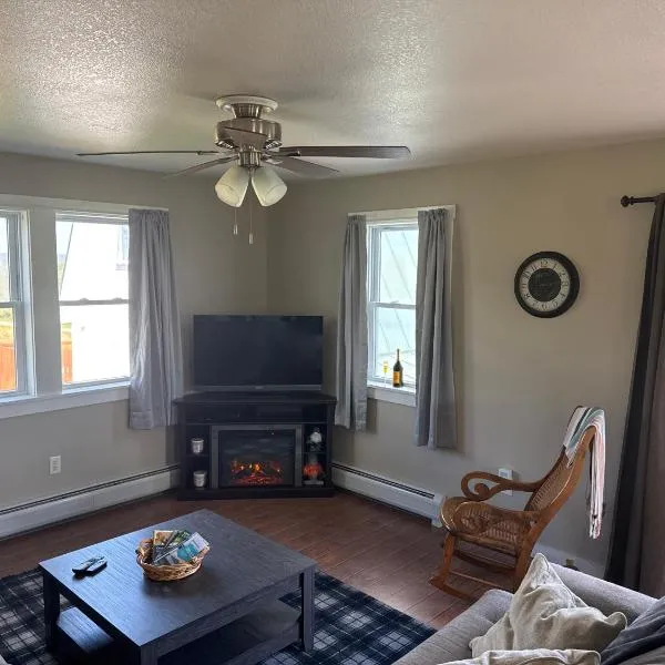 Private 2 Bedroom Lofted Garage Getaway, hotel v destinácii Newport Center