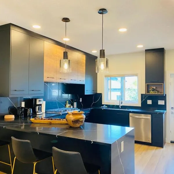 NEW Luxury Family Friendly Entire House Near Downtown WEM, 3 Bedrooms, hotel v destinaci Edmonton