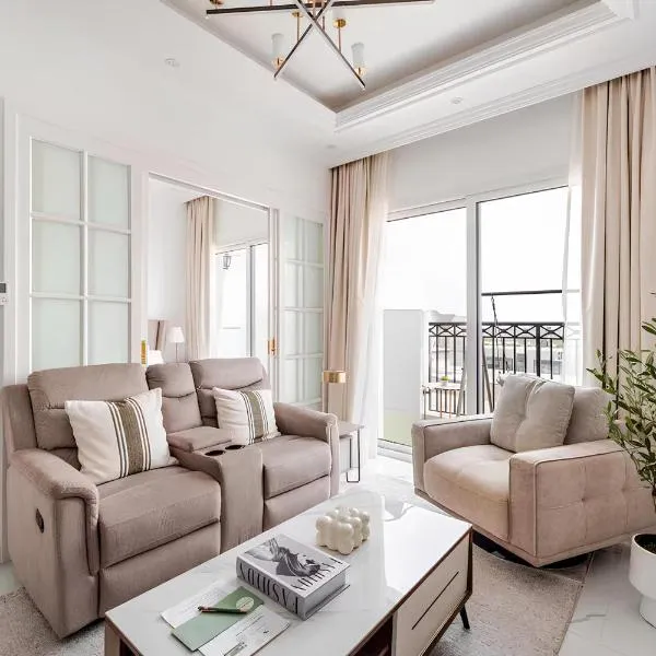 Luxury 1BR with Lagoon View- Miracle Garden, hotel i Dubai