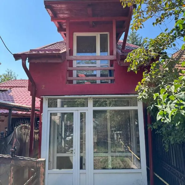 Mica casă roșie, hotell sihtkohas Cîmpulung