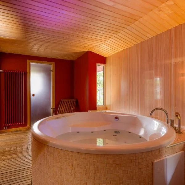 Latvian Bathhouse Experience, Traditional Sauna, Hot Tub, Outdoor Pool and Relax Zone, hotel em Babīte