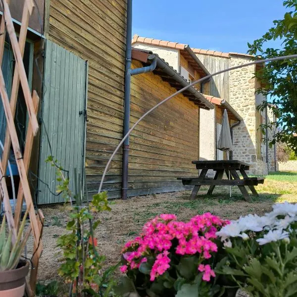 Appartements indépendants dans chalet en Auvergne, hotel v destinaci Chomelix