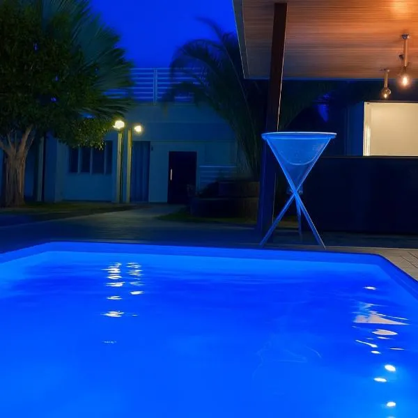 a Casa Paradisiaca lll Luxo Com Sinuca e Lavanderia com Roupa de Cama e Toalhas e Terraço com Vista à Serra de Caldas Novas, hotel v destinaci Caldas Novas