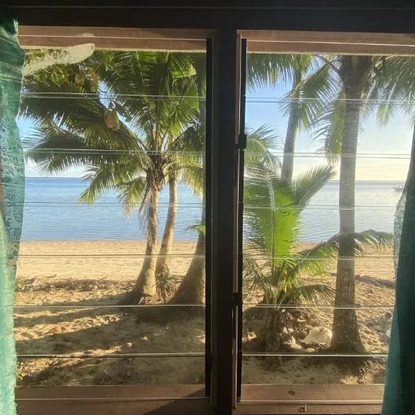 Coral Coast Beachfront Homestay Room 1，位于科罗雷乌的酒店