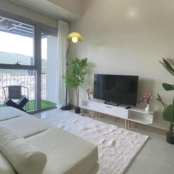 Modern 1BR With Magnificant Bayview Garden View, Near Airports, Okada, Solaire with Free Parking, hotel v destinaci Manila