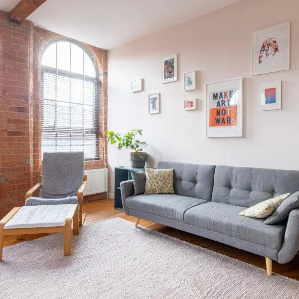 5 mins walk from centre, spacious city apt, open-plan, hotel in Nottingham