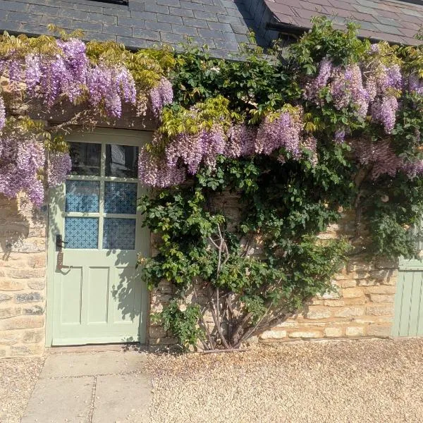 South Cotswolds cottage, hotel in Great Somerford