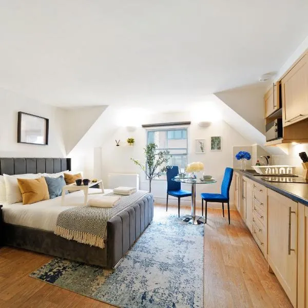 Stylish Studios in Historic City of London, Next to Barbican & Farringdon, Hotel in London
