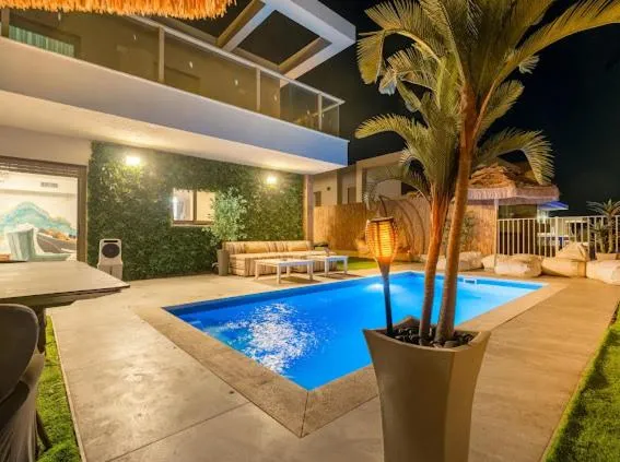 וילת יוקרה עם בריכה פרטית וגקוזי עם נוף לים ליד החוף של מוש, Hotel in Eilat