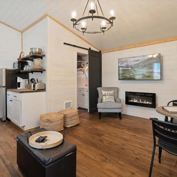 Hidden Gem Cabin in Hungry Horse, Firepit, Close to Glacier, hotel in Hungry Horse