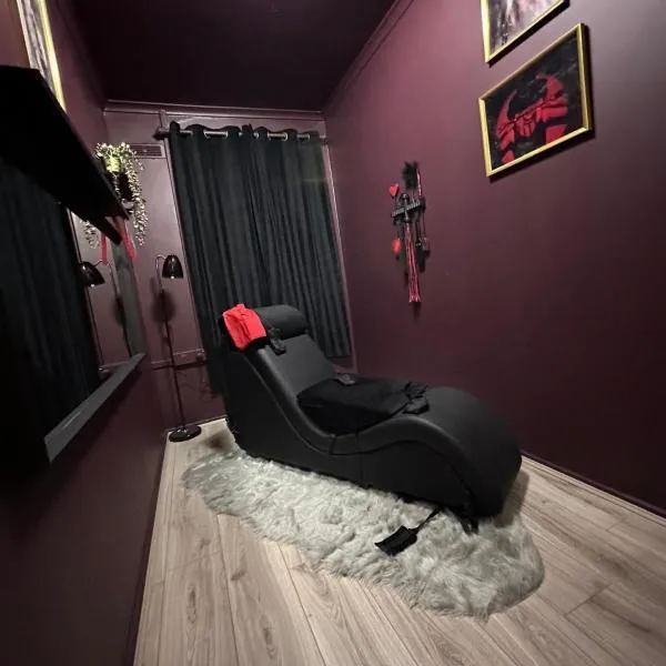 Adult only, fetish retreat play space, hôtel à Ifield