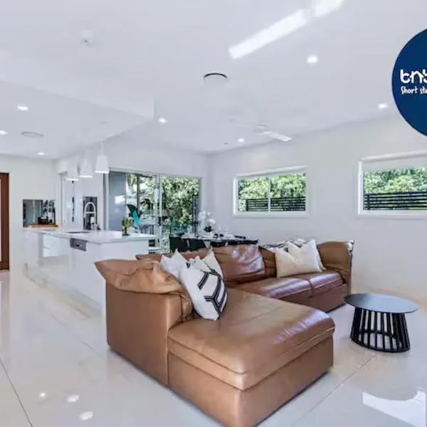 Park Avenue Luxe Chic Townhouse Sleeps 9, Carpark, hotelli Brisbanessa