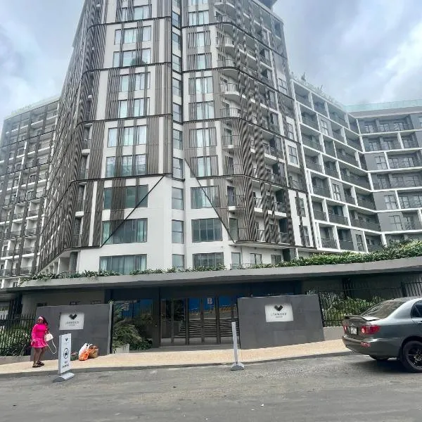 Loxwood House Luxury 2 Bedroom Apartment with Rooftop Pool، فندق في آكرا