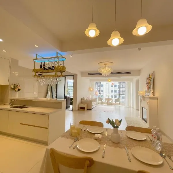 Viesnīca 笑涡SmileNest Downtown Luxury Suite for 2-10 Guests, Zhangjiajie Attraction Ticket Service, Ideal for Couples, Families & Groups pilsētā Džandzjadzje