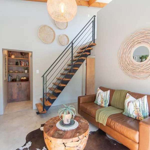 Weaver's Nest Cottage - Nature Escape, hotel in Gqeberha