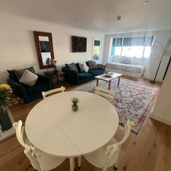 Large one bedroom beach apartment, hotel en Bel Royal