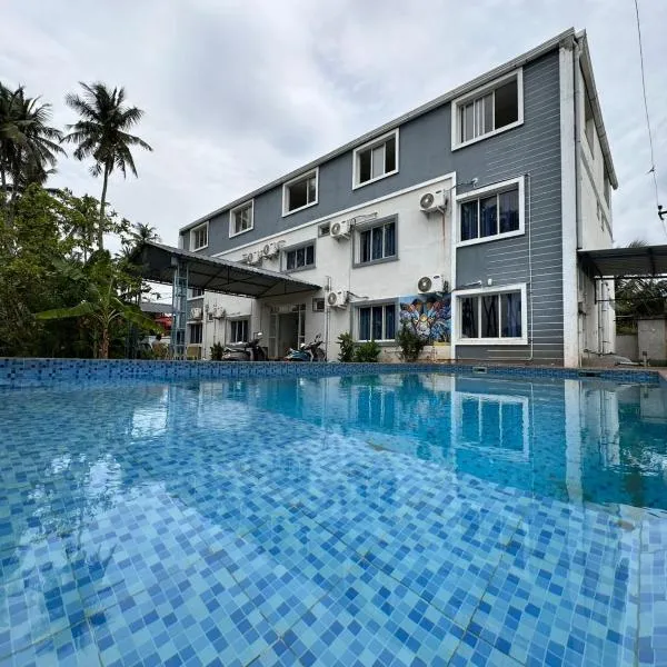 SS Grand with swimming pool, hotel en Pondicherry