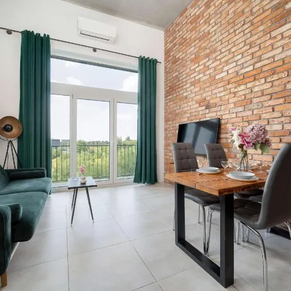 Elegant Studio with Air Conditioning Near the Airport in Wroclaw by Noclegi Renters, hotel em Breslávia