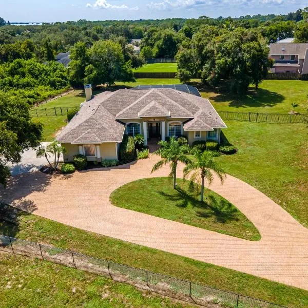 Private, Island Oases w Heated Pool & ahhh the spa!!, hotel a Merritt Island