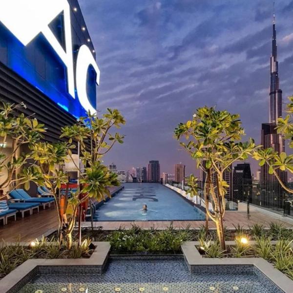 Plush & Modern 2BR Luxury stay with picturesque Rooftop 64th floor, Dubái