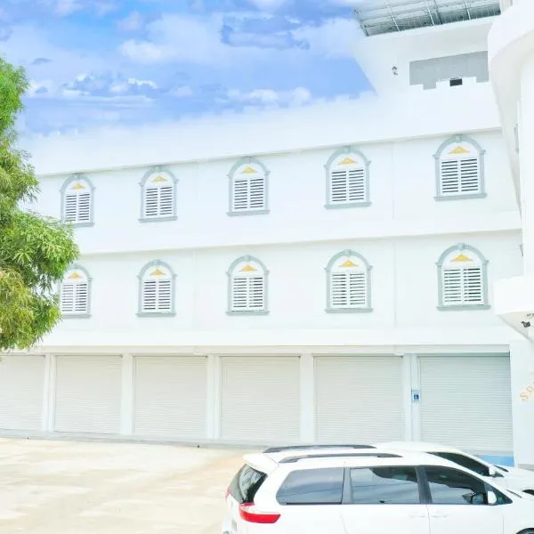 snowwhite castle hotel, hotell i Garapan