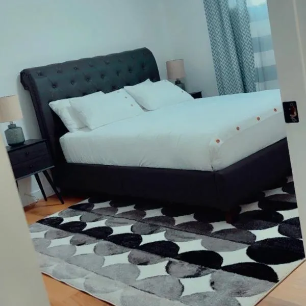 Lucas، فندق في إيدمونتون