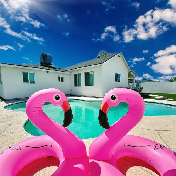 NEW PHX Pool Home With Deep End and Central Location โรงแรมในฟีนิกซ์