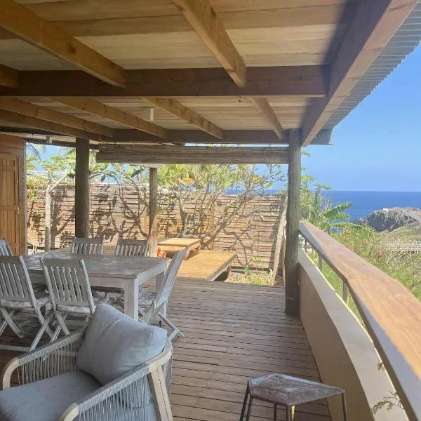 la case au bord de la grande ravine avec vue mer, отель в городе Trois Bassins