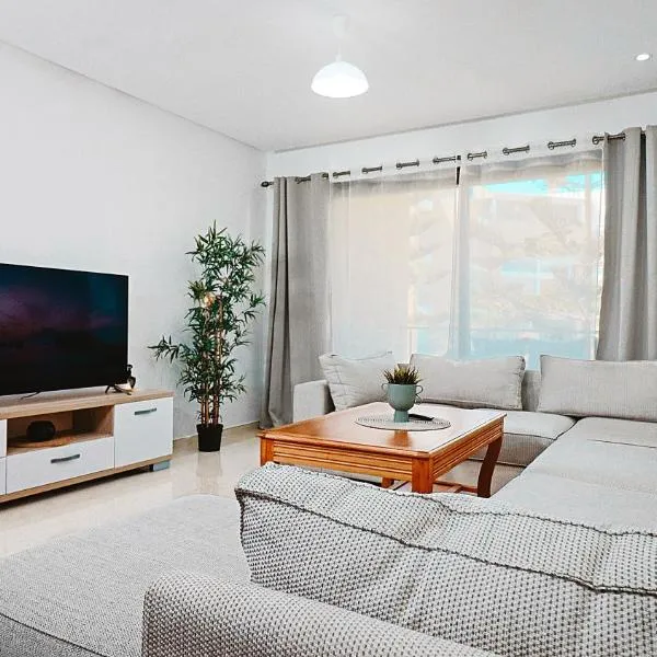 Boho Mood - 2 Bedrooms with Terrace & Pool, hotel in Sidi Bouqnadel