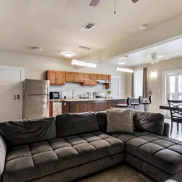 Fully-furnished 4BR Condo Near FQ, hotel in New Orleans