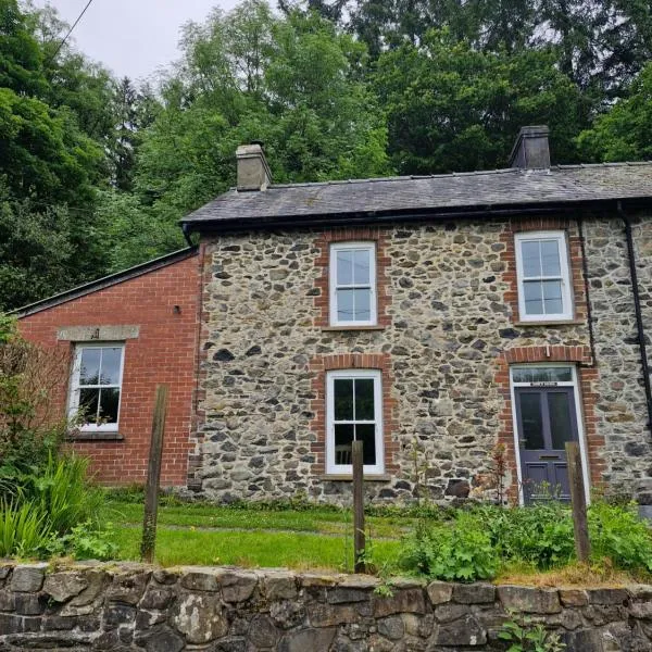 Rustic Welsh cottage, hotel in Llanwrtyd Wells