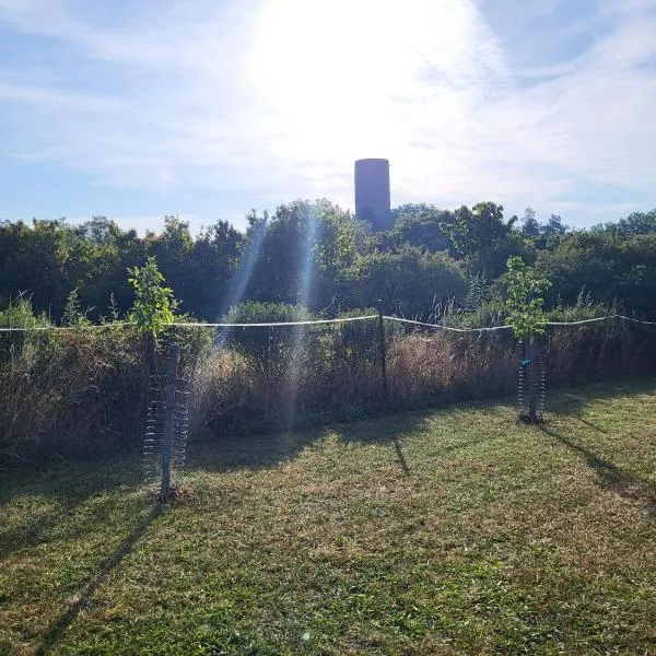 Kempování s výhledem na hrady, hotel u gradu Zdice