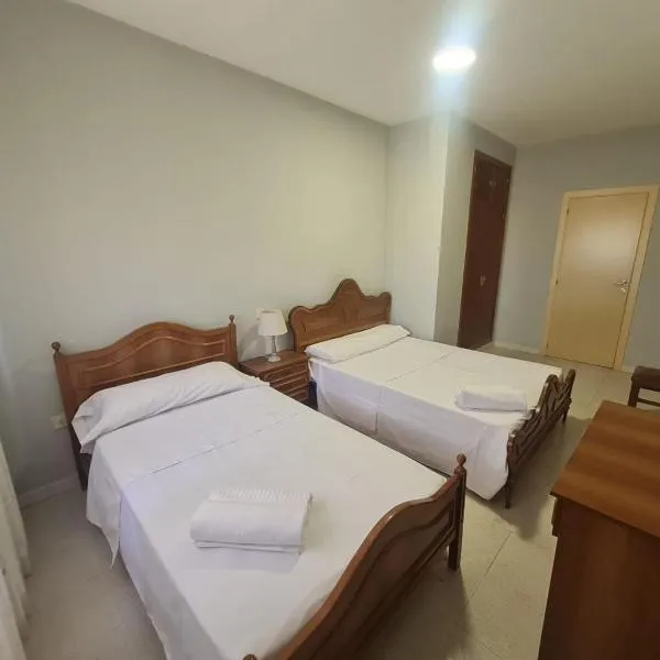 Hostal - Restaurante Los Arcos, ξενοδοχείο σε Ataquines