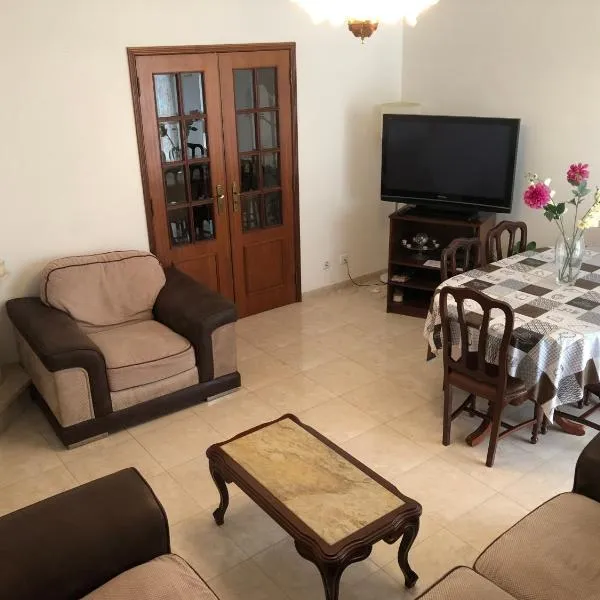 Entire 3 bed rooms Apartment with Private wc !, ξενοδοχείο σε Samouco