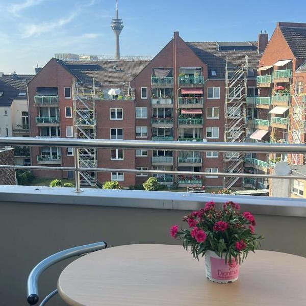 Zwei Zimmerwohnung, Balkon mit Blick auf den Rheinturm, Düsseldorf