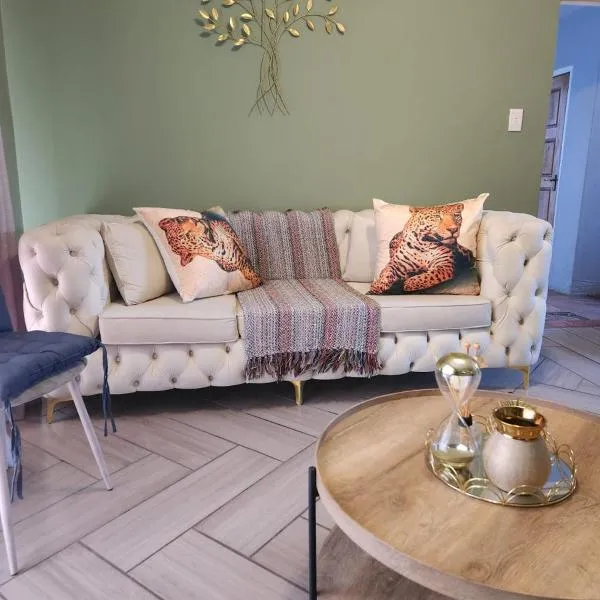 NorthCliff' Chavvah 2BR Condo 'unwind in comfort', Hotel in Johannesburg