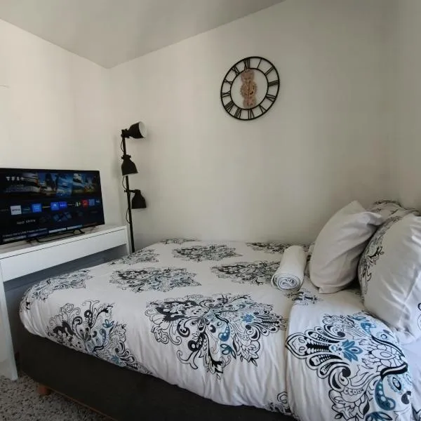 Cozy Room with Private Bathroom near Paris LaDefense Arena, hotel v destinaci Courbevoie