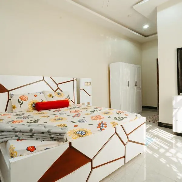 Entire house - all rooms with AC - beach close, hotel en Dar es Salaam