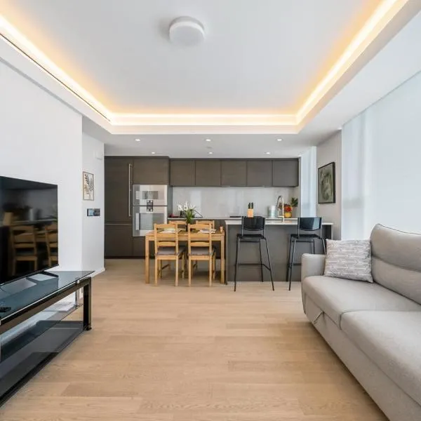 Urban Retreat 2BR Condo with Stunning City View, hotel v destinaci Vancouver