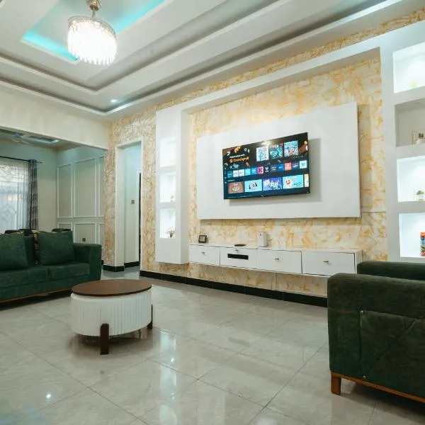 Entire house - all rooms with AC - beach close, hotel em Dar es Salaam