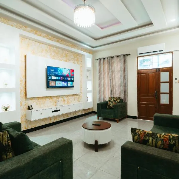 Adizo House - BEACH CLOSE - AC - WIFI - WASHINGMACHINE, hotel a Dar es Salaam