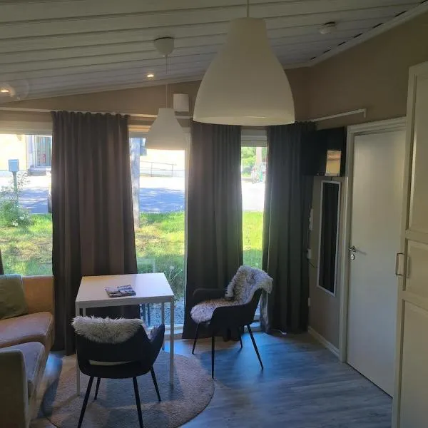 Modern cottage, quiet area with good bus connection, hotel em Luleå