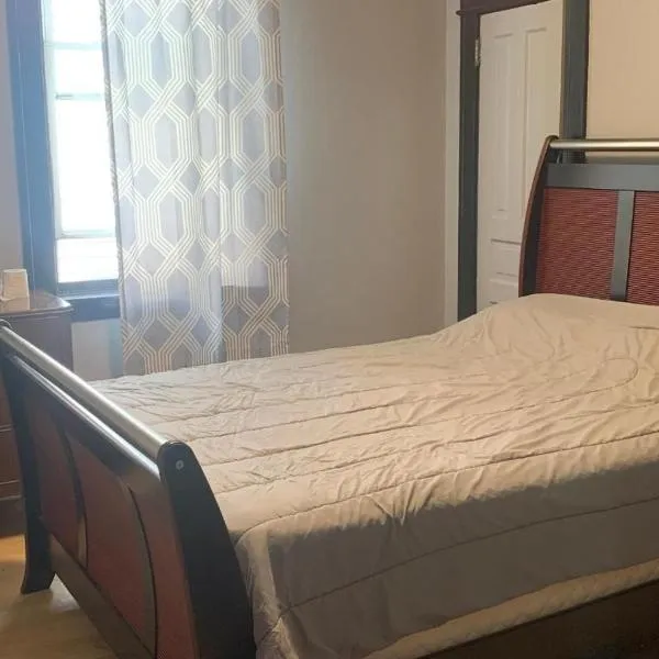 Centrally Located Blue House, hotel in Halifax