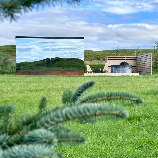 Nest Retreat Iceland - Mirror Houses by the Rangá river – hotel w mieście Hella